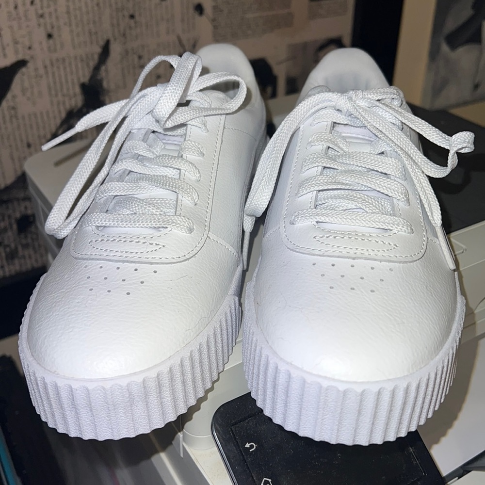 White puma sneakers